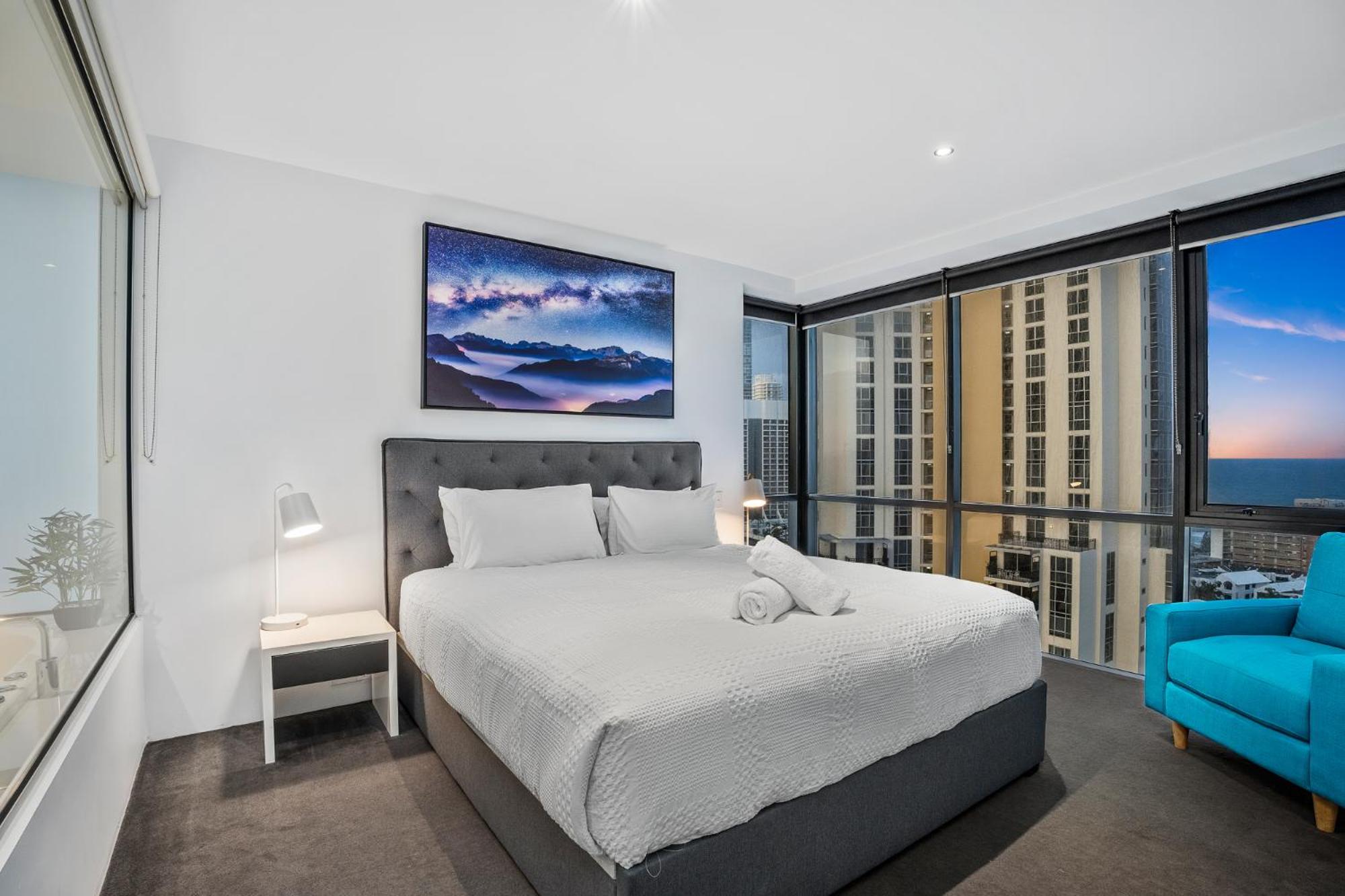 Surfers Paradise Retreat Stunning Views 2-BR Haven