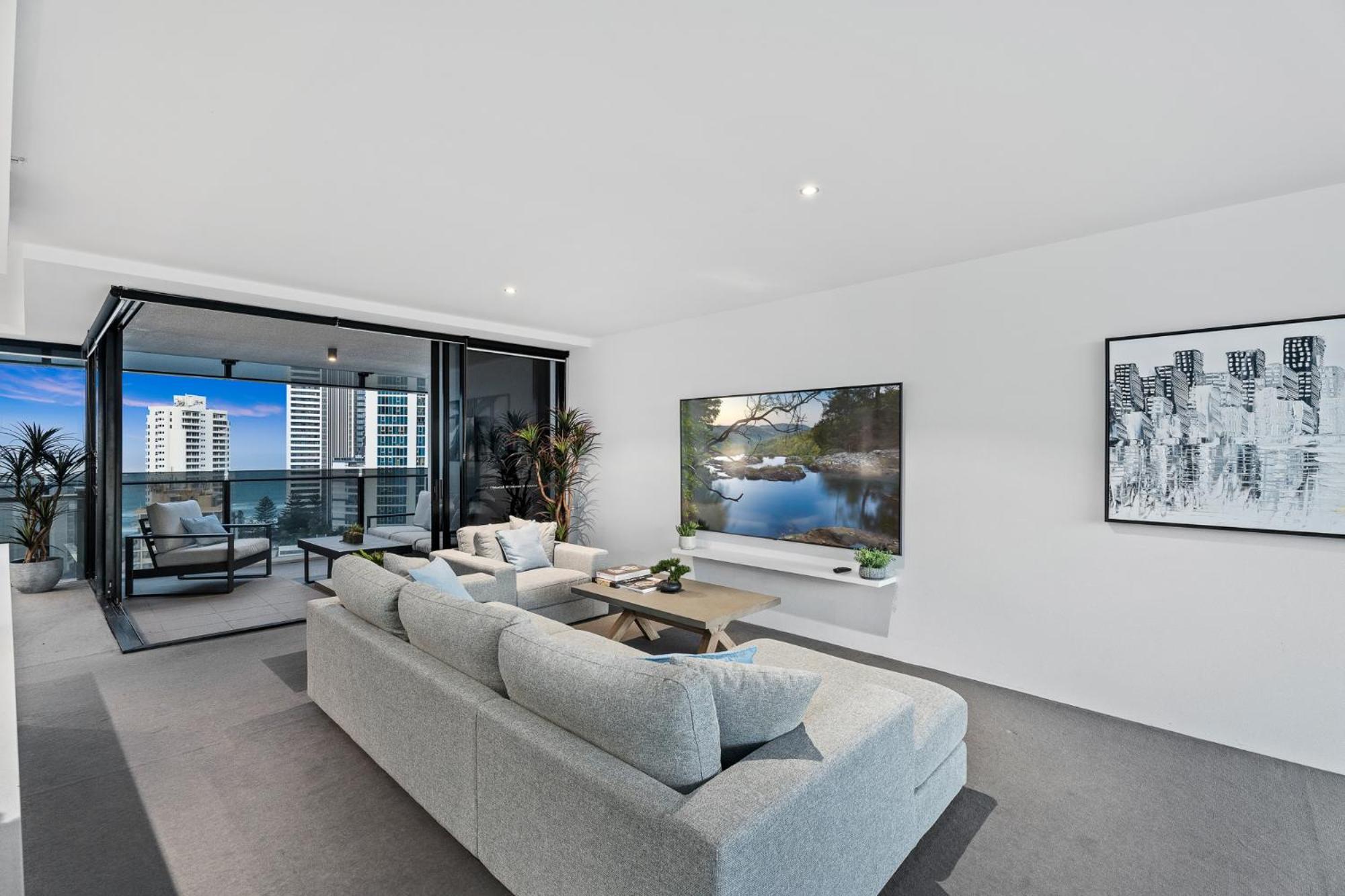 Surfers Paradise Retreat Stunning Views 2-BR Haven