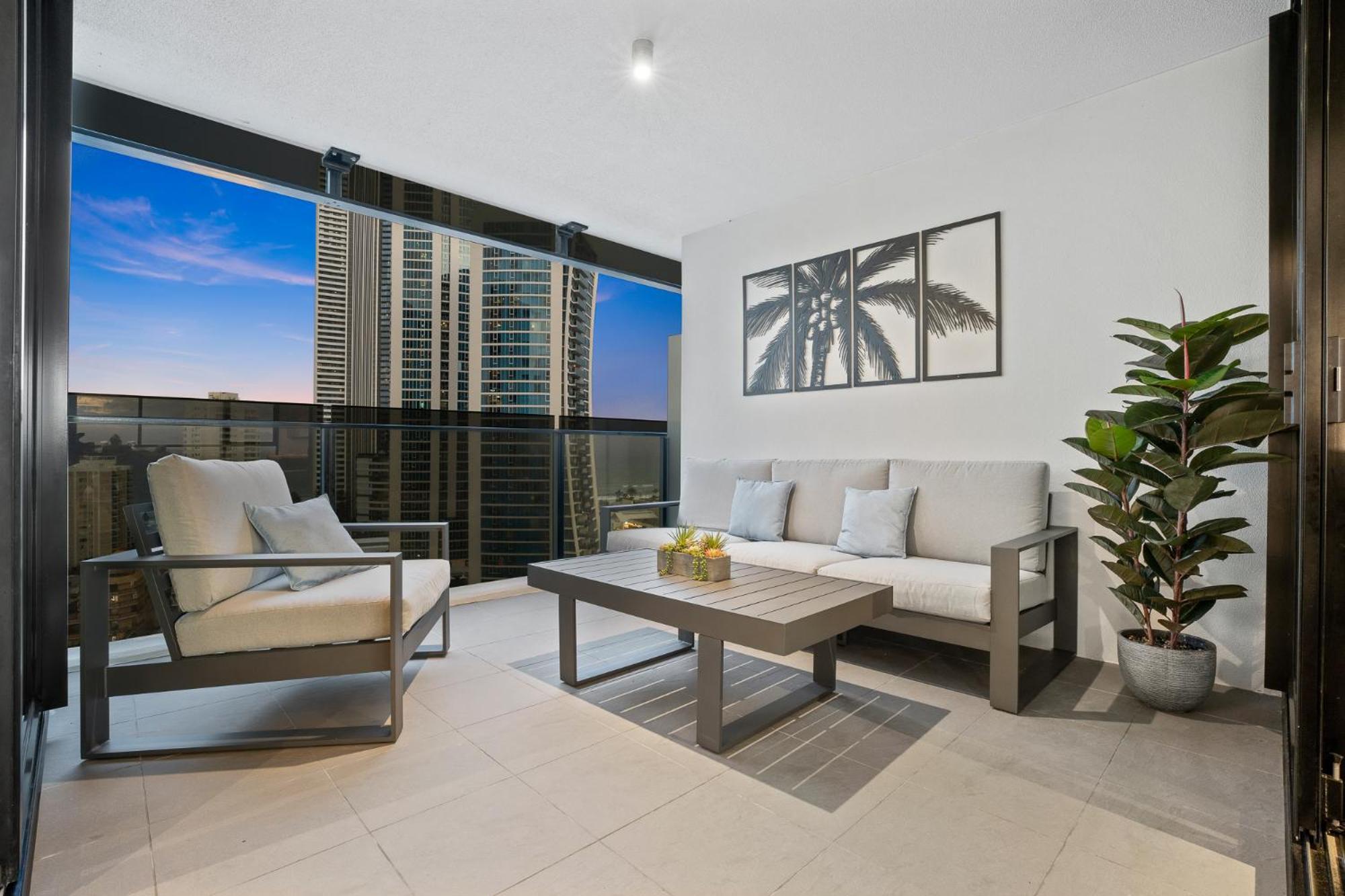 Surfers Paradise Retreat Stunning Views 2-BR Haven
