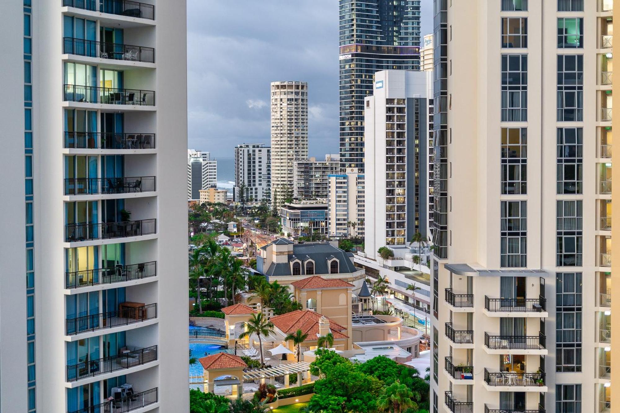 Surfers Paradise Retreat Stunning Views 2-BR Haven