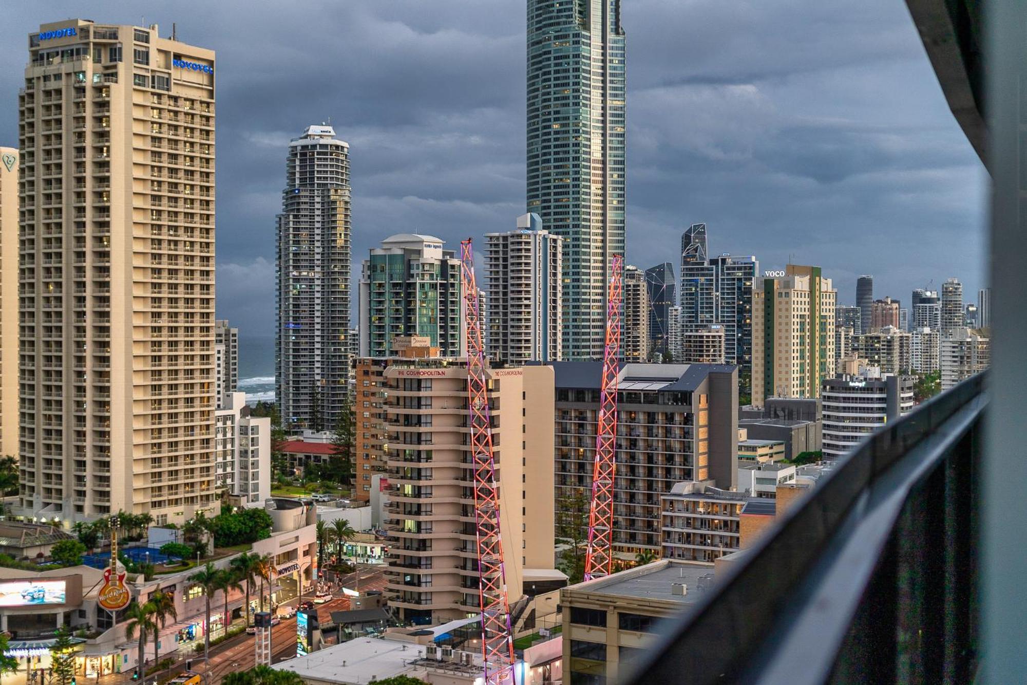 Surfers Paradise Retreat Stunning Views 2-BR Haven