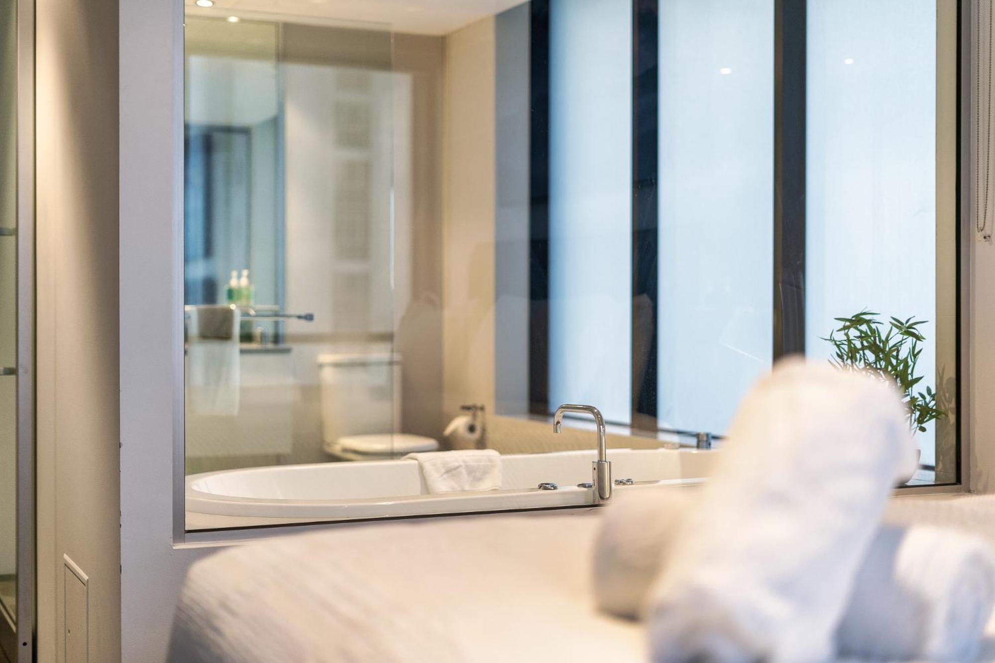Surfers Paradise Retreat Stunning Views 2-BR Haven