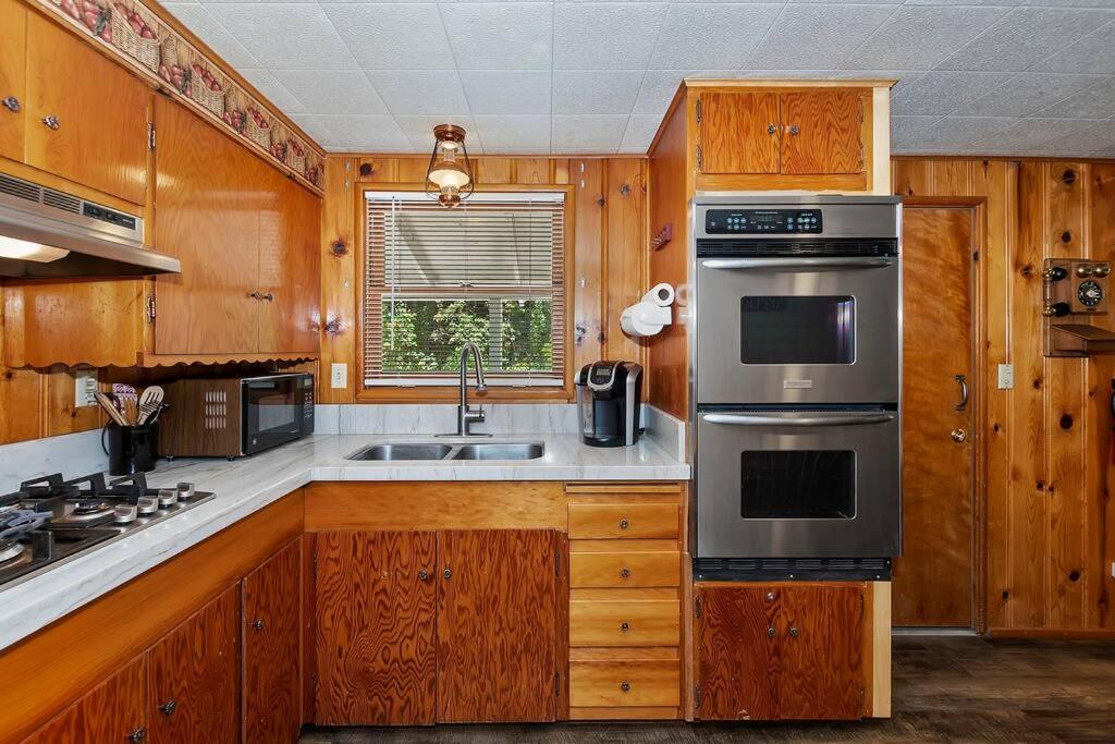 Applewood Cabins & Guest Cabin Near the Village view 3