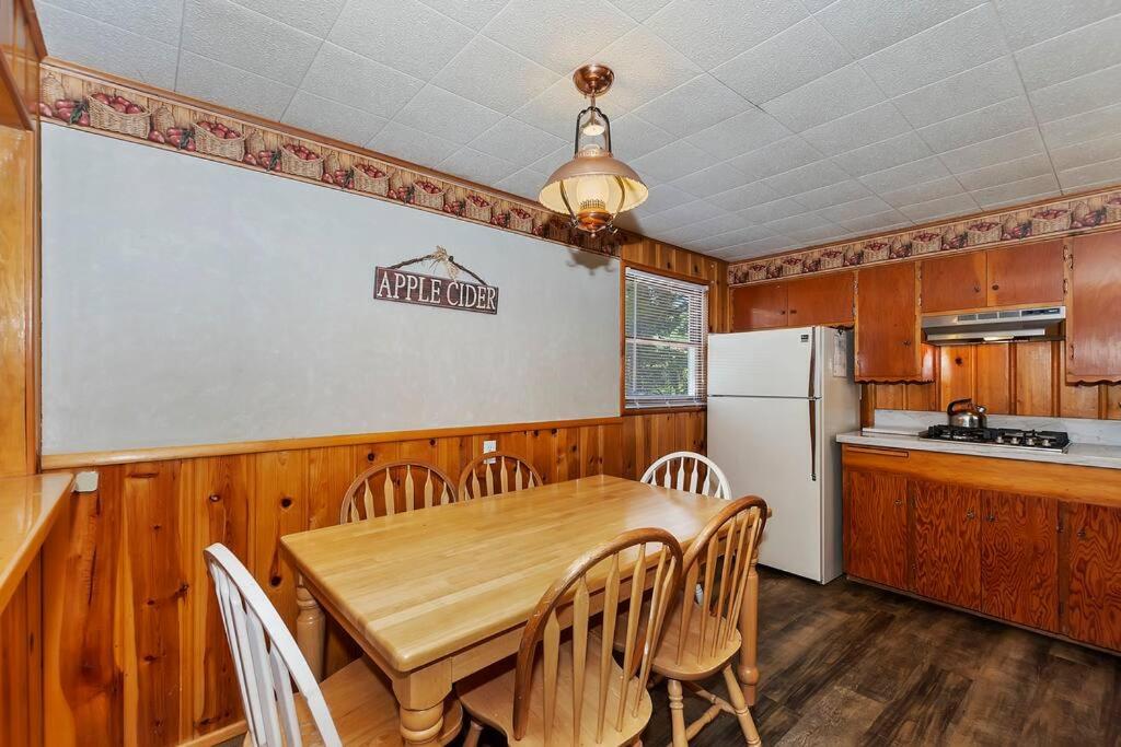 Applewood Cabins & Guest Cabin Near the Village view 5
