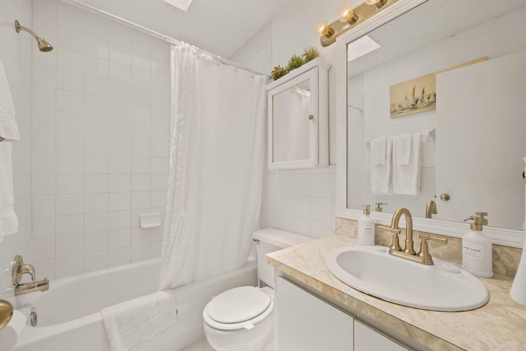 2BR Retreat close to beach w private backyard view 2