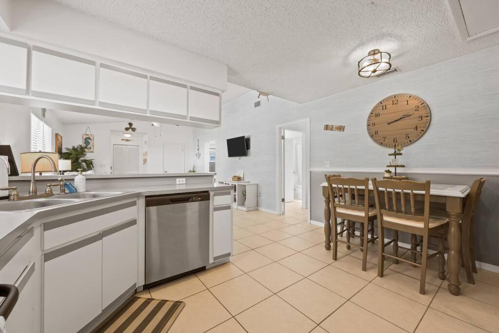 2BR Retreat close to beach w private backyard view 3