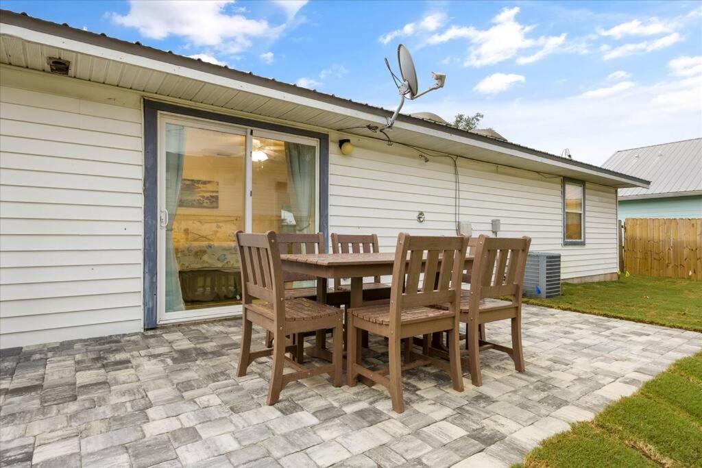 2BR Retreat close to beach w private backyard view 5