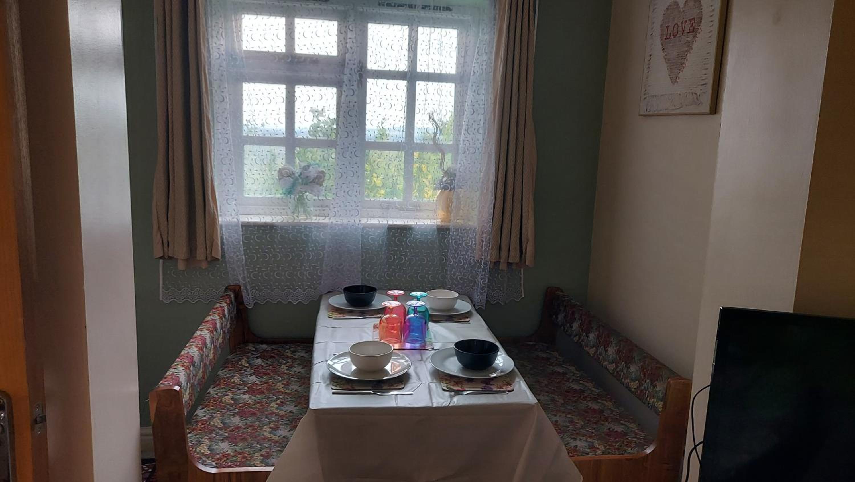 Jasmine cottage-1 King bed room, 40 mins to Cotswolds 90 mins to Oxford and Bath view 4