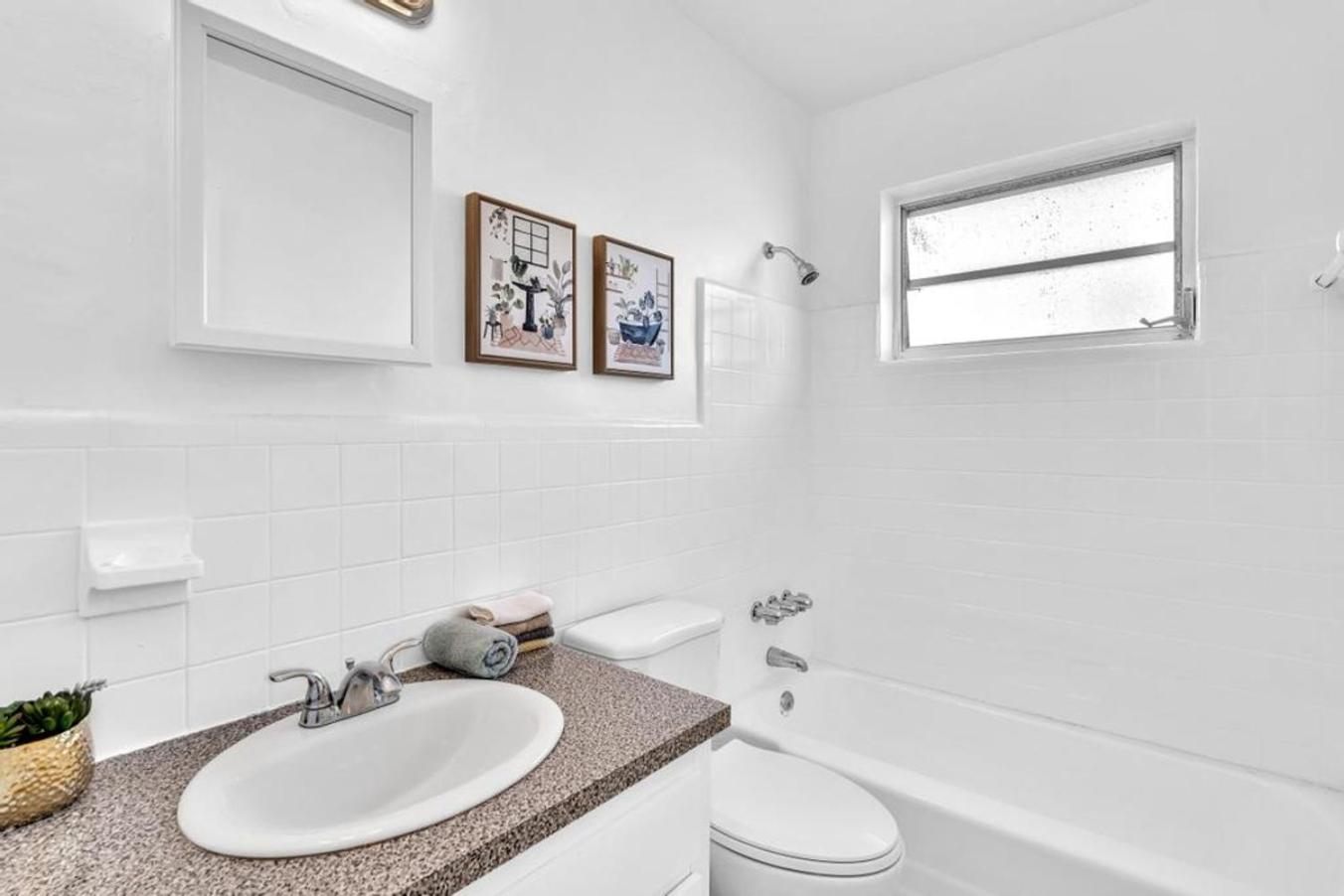 Hollywood Beach 1br In Gated Property King Bed! view 4