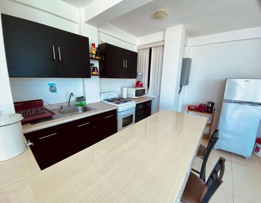 Charming and Family With a pool and ocean view, 3 blocks from the beach, with 2 TVs and Netflix & HBO view 5