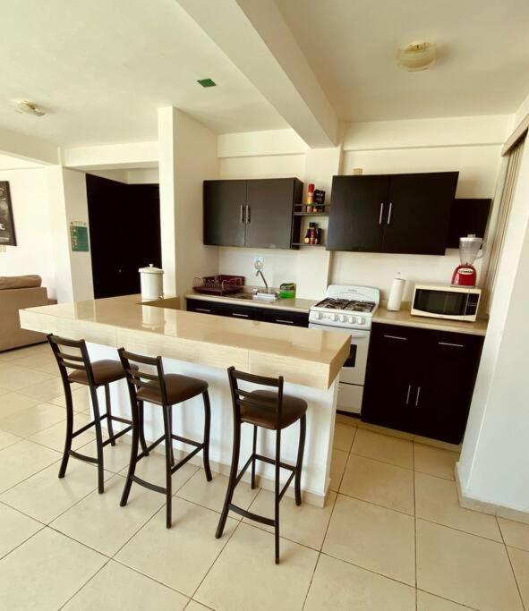Charming and Family With a pool and ocean view, 3 blocks from the beach, with 2 TVs and Netflix & HBO view 4