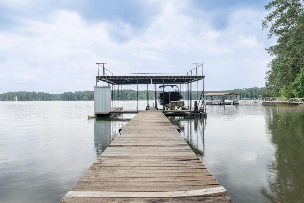 Luxurious Lake Front Estate, Sleeps 20, Game Room and Pet Friendly view 4