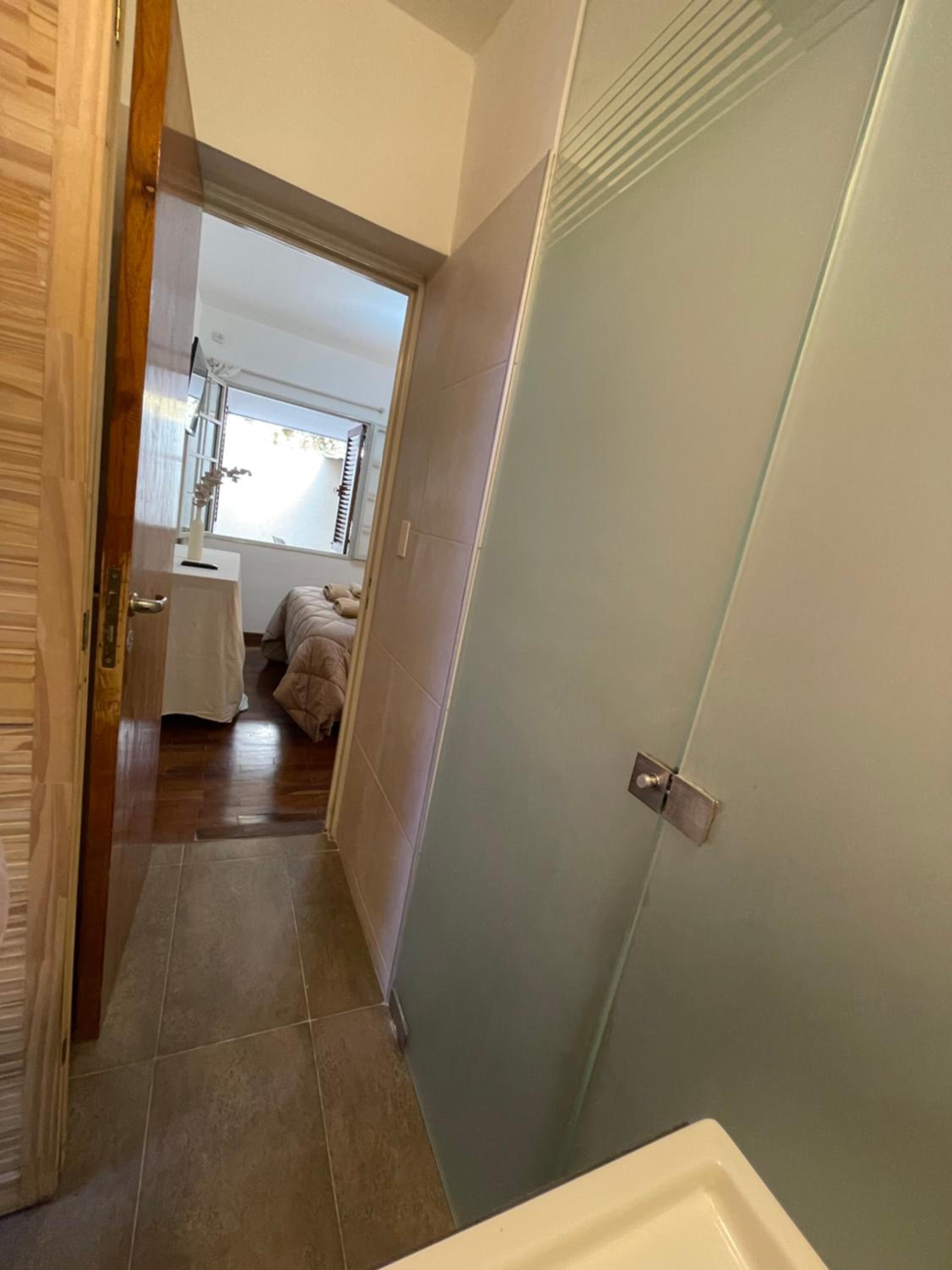 Departamento PB, patio y asador privados - NUEVO SERVICIO Estacionamiento 24hs INCLUIDO, no camioneta- Cerca de hotel Quinto Centenario, Nuevocentro shoppi