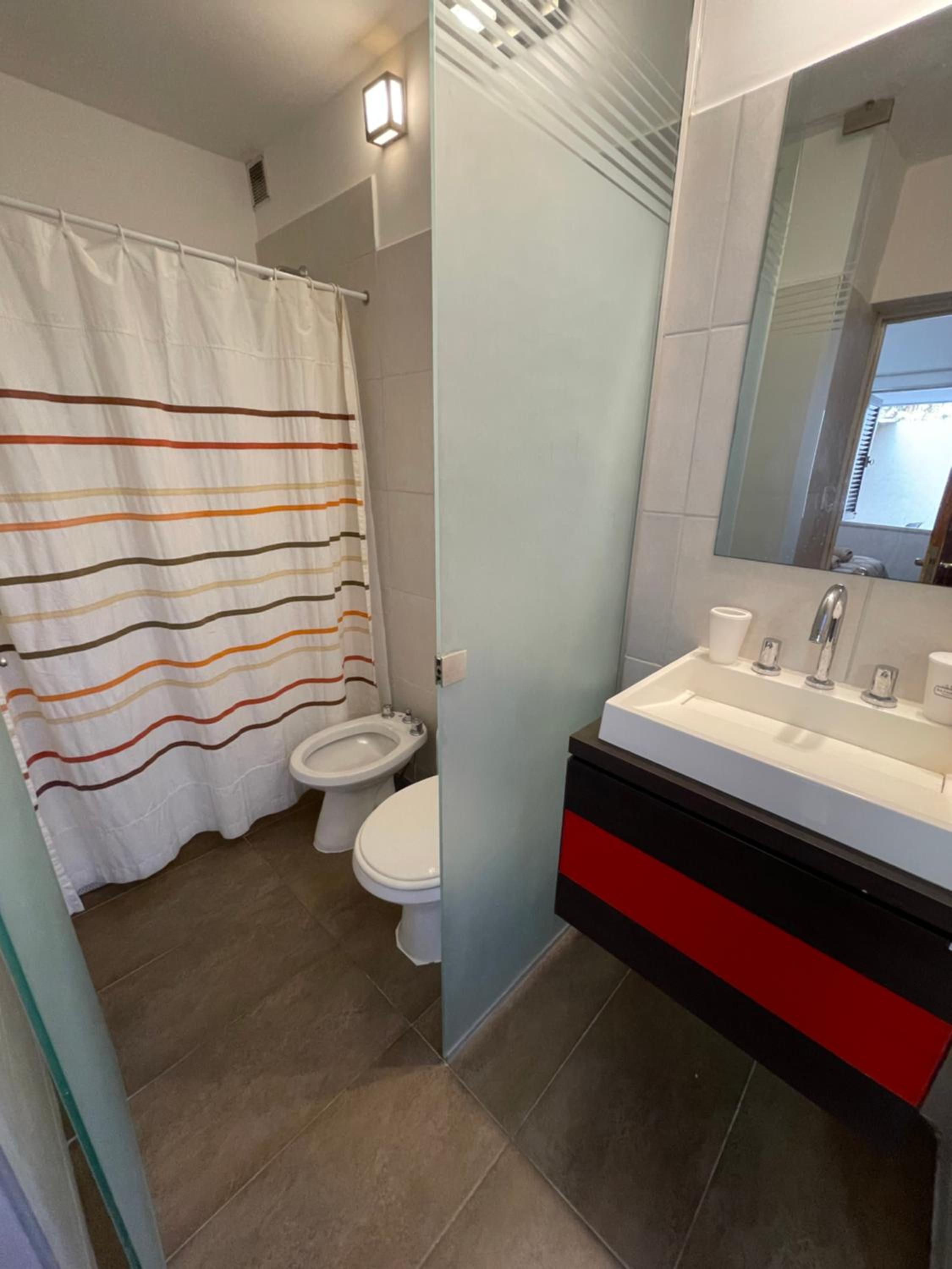 Departamento PB, patio y asador privados - NUEVO SERVICIO Estacionamiento 24hs INCLUIDO, no camioneta- Cerca de hotel Quinto Centenario, Nuevocentro shoppi