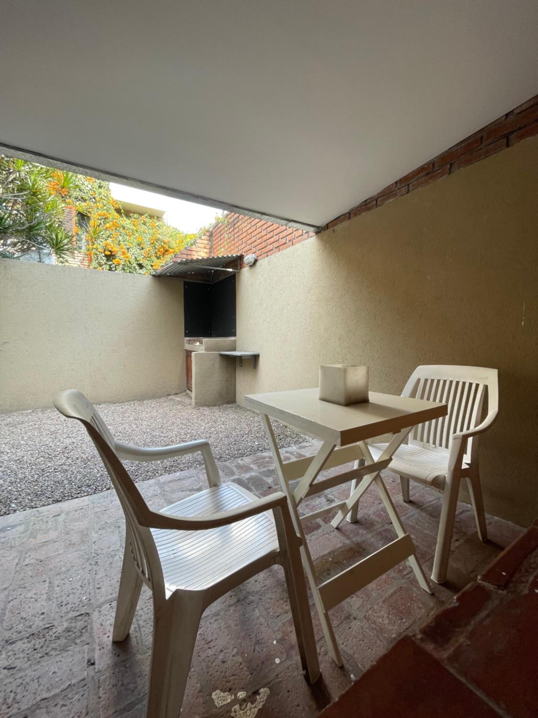 Departamento PB, patio y asador privados - NUEVO SERVICIO Estacionamiento 24hs INCLUIDO, no camioneta- Cerca de hotel Quinto Centenario, Nuevocentro shoppi