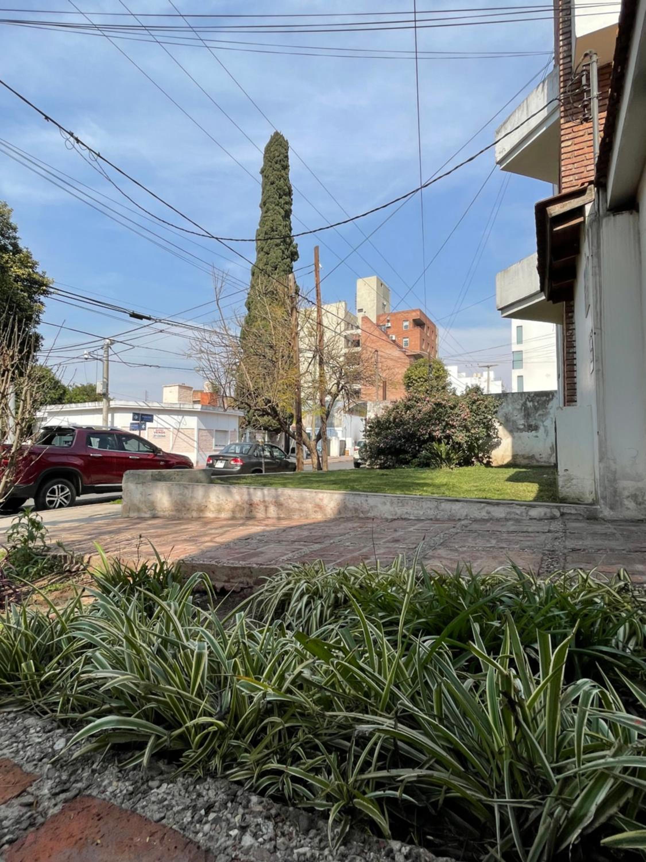 Departamento PB, patio y asador privados - NUEVO SERVICIO Estacionamiento 24hs INCLUIDO, no camioneta- Cerca de hotel Quinto Centenario, Nuevocentro shoppi