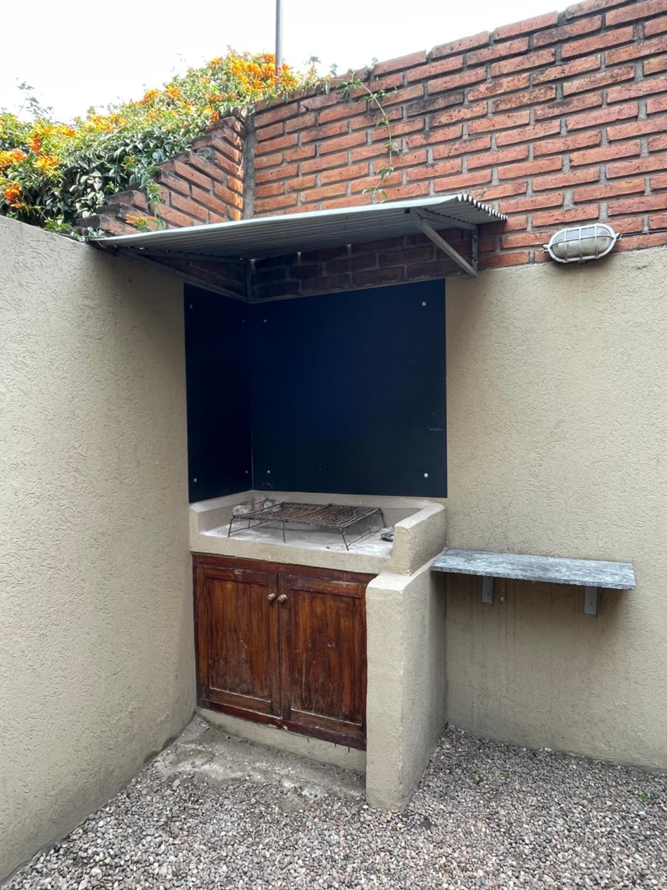 Departamento PB, patio y asador privados - NUEVO SERVICIO Estacionamiento 24hs INCLUIDO, no camioneta- Cerca de hotel Quinto Centenario, Nuevocentro shoppi