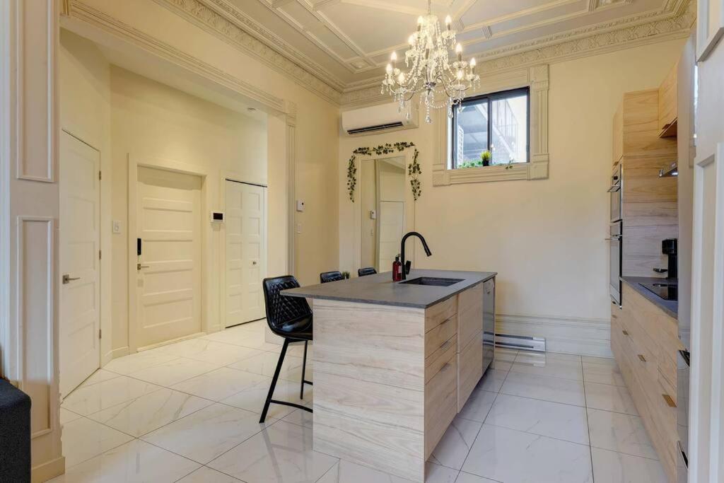 Chic St-Denis Modern & Comfortable Wifi AC