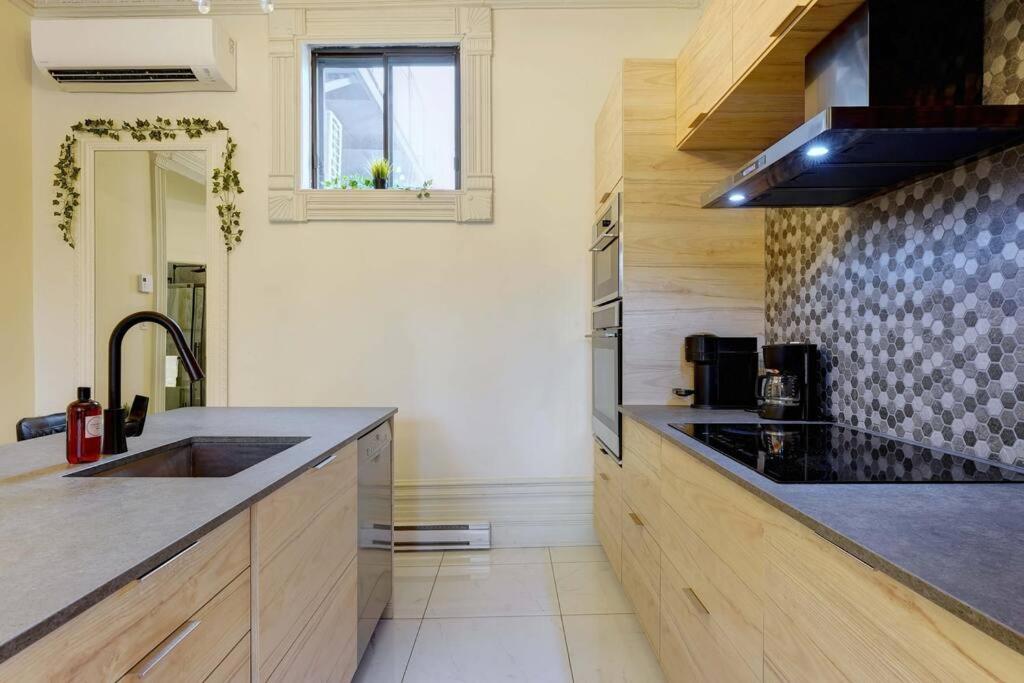 Chic St-Denis Modern & Comfortable Wifi AC