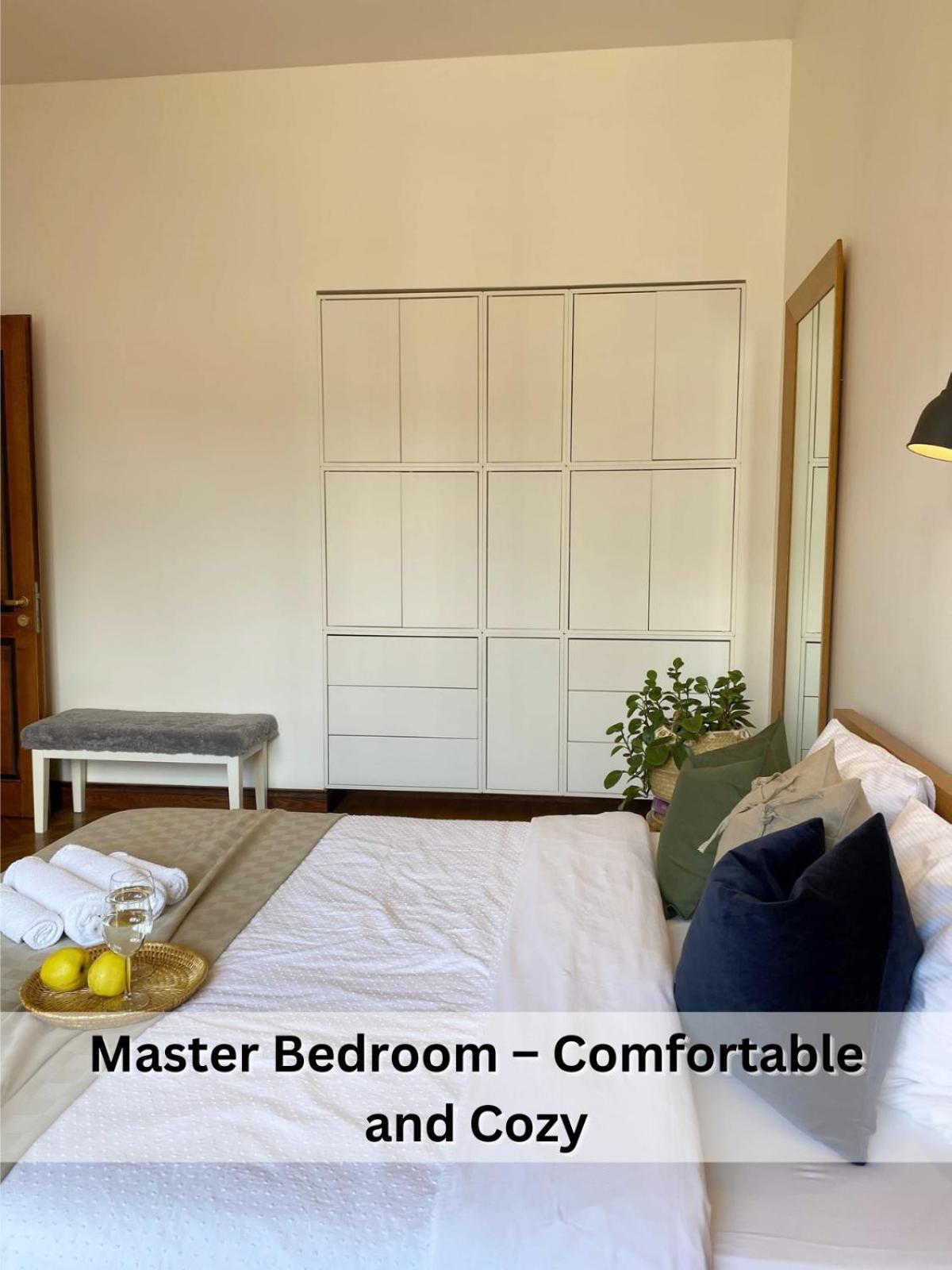 Spacious Old Town Apt, 3 Rooms, Sleeps 6-7 view 3