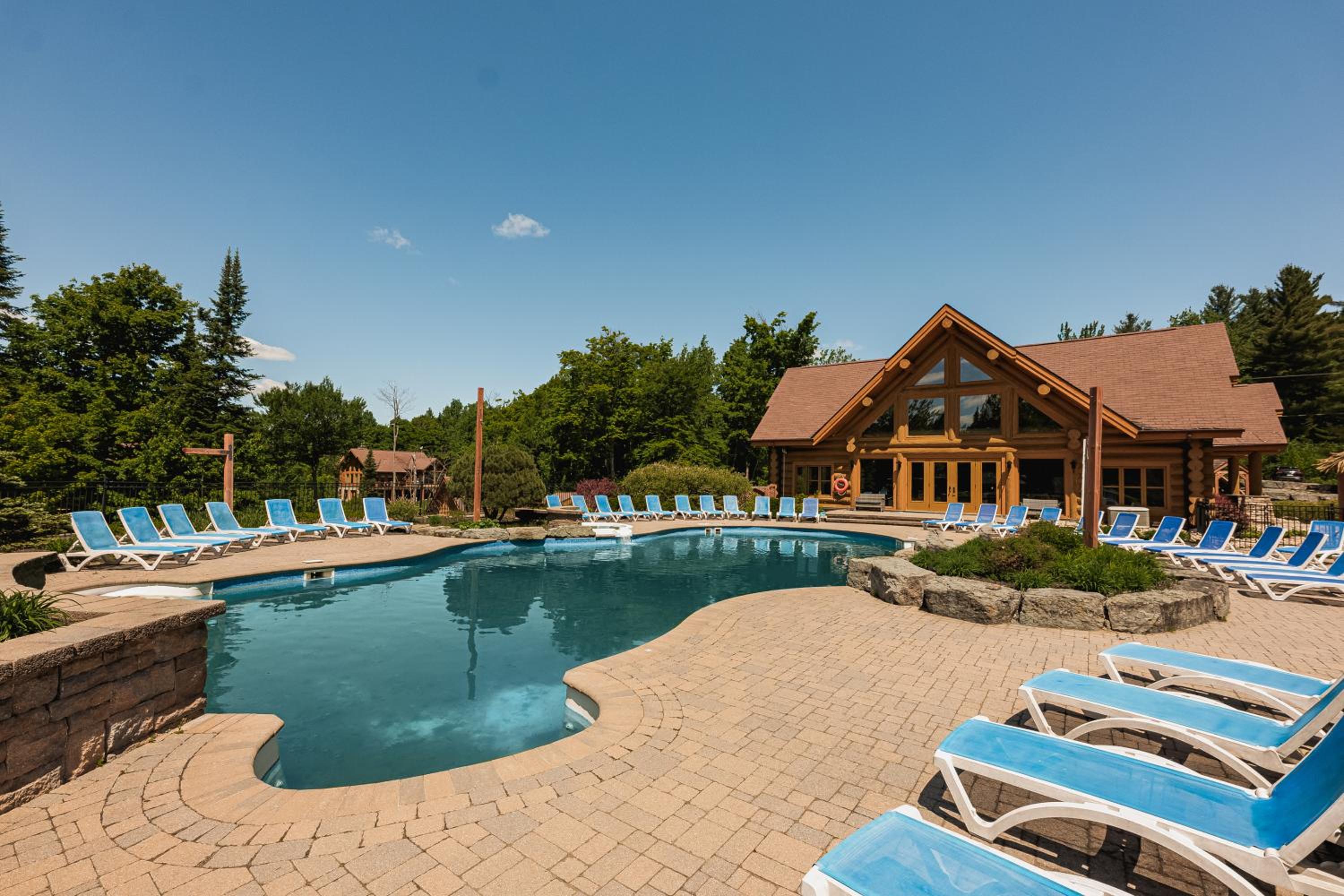 Fiddler Lake Resort - Deer 4