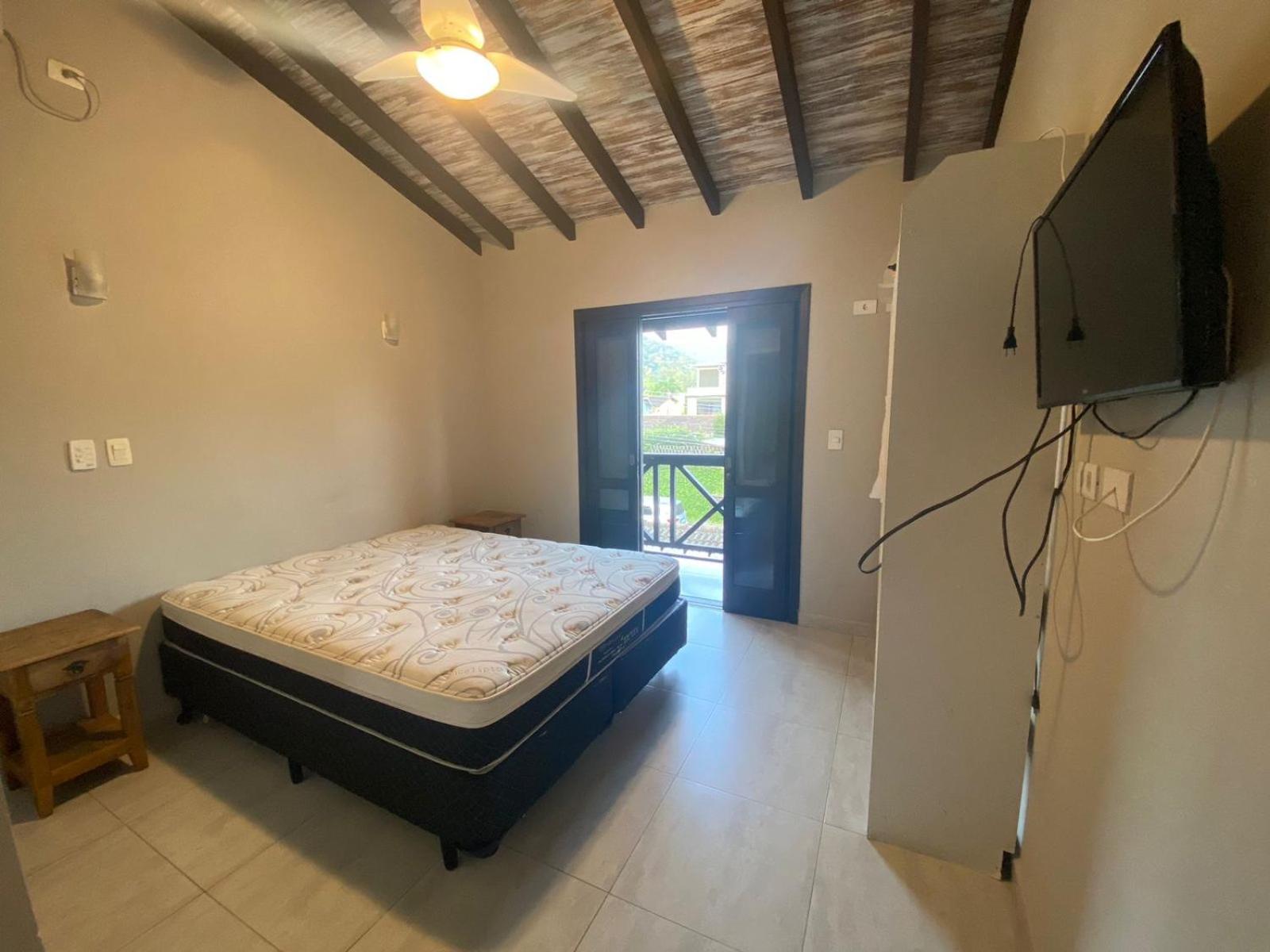 Casa em Condomínio com Piscina Privativa