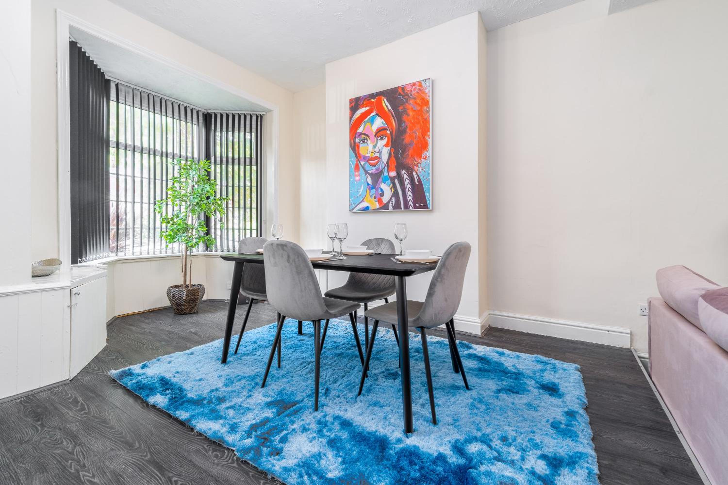 Spacious house with 2 bedrooms and free on street parking