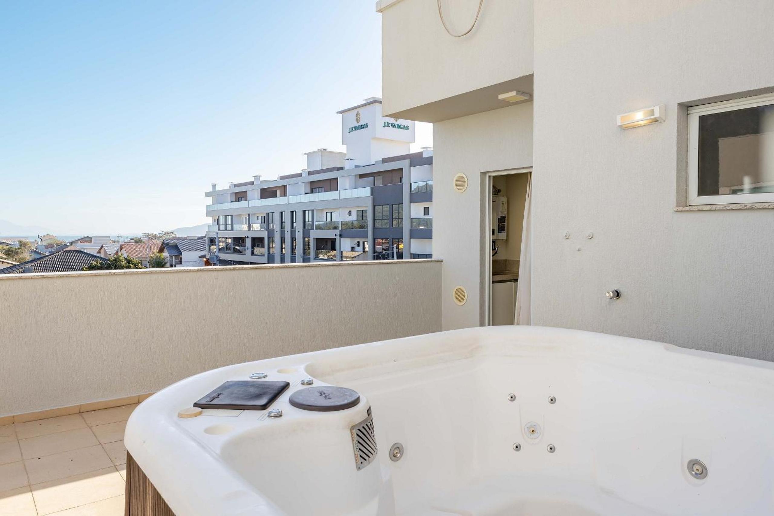 Ampla Cobertura com Vista Mar - Jacuzzi Privativa