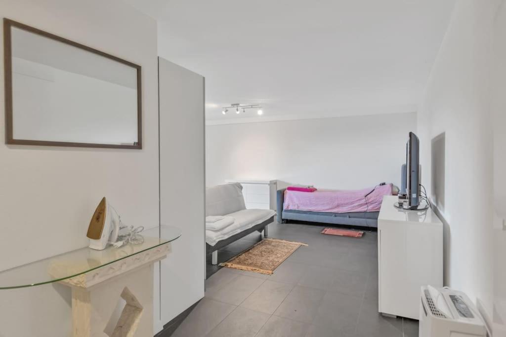 Studio, meublé, jolie terrasse, parking gratuit