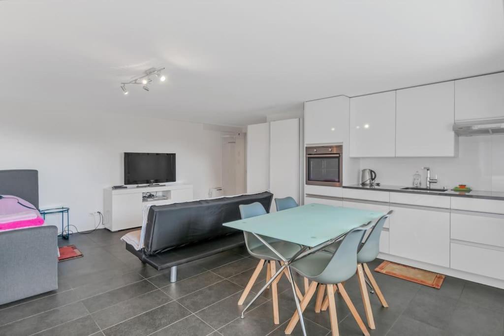 Studio, meublé, jolie terrasse, parking gratuit