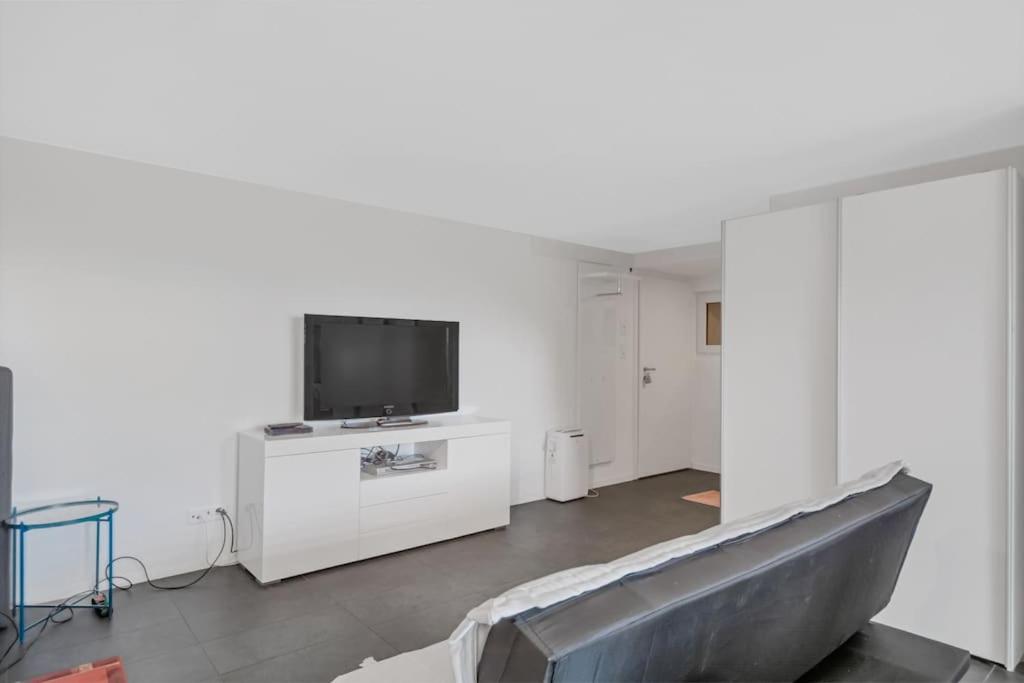 Studio, meublé, jolie terrasse, parking gratuit