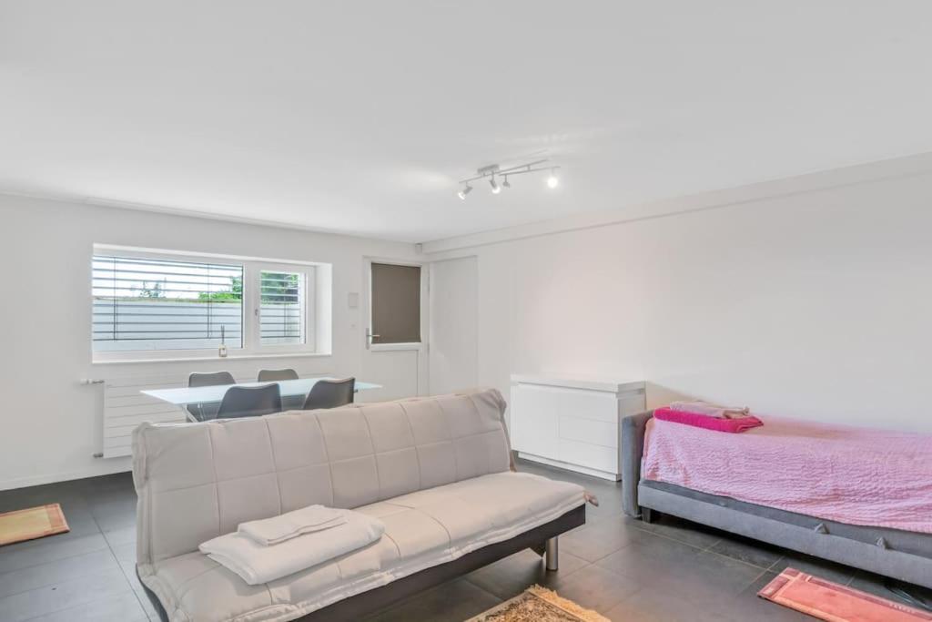Studio, meublé, jolie terrasse, parking gratuit