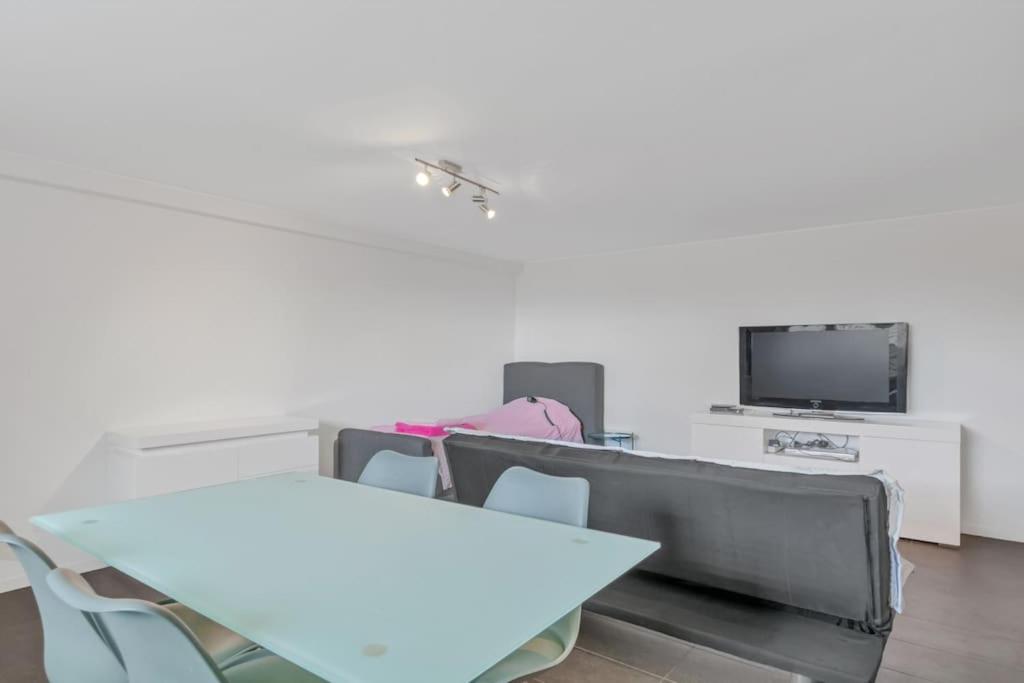 Studio, meublé, jolie terrasse, parking gratuit