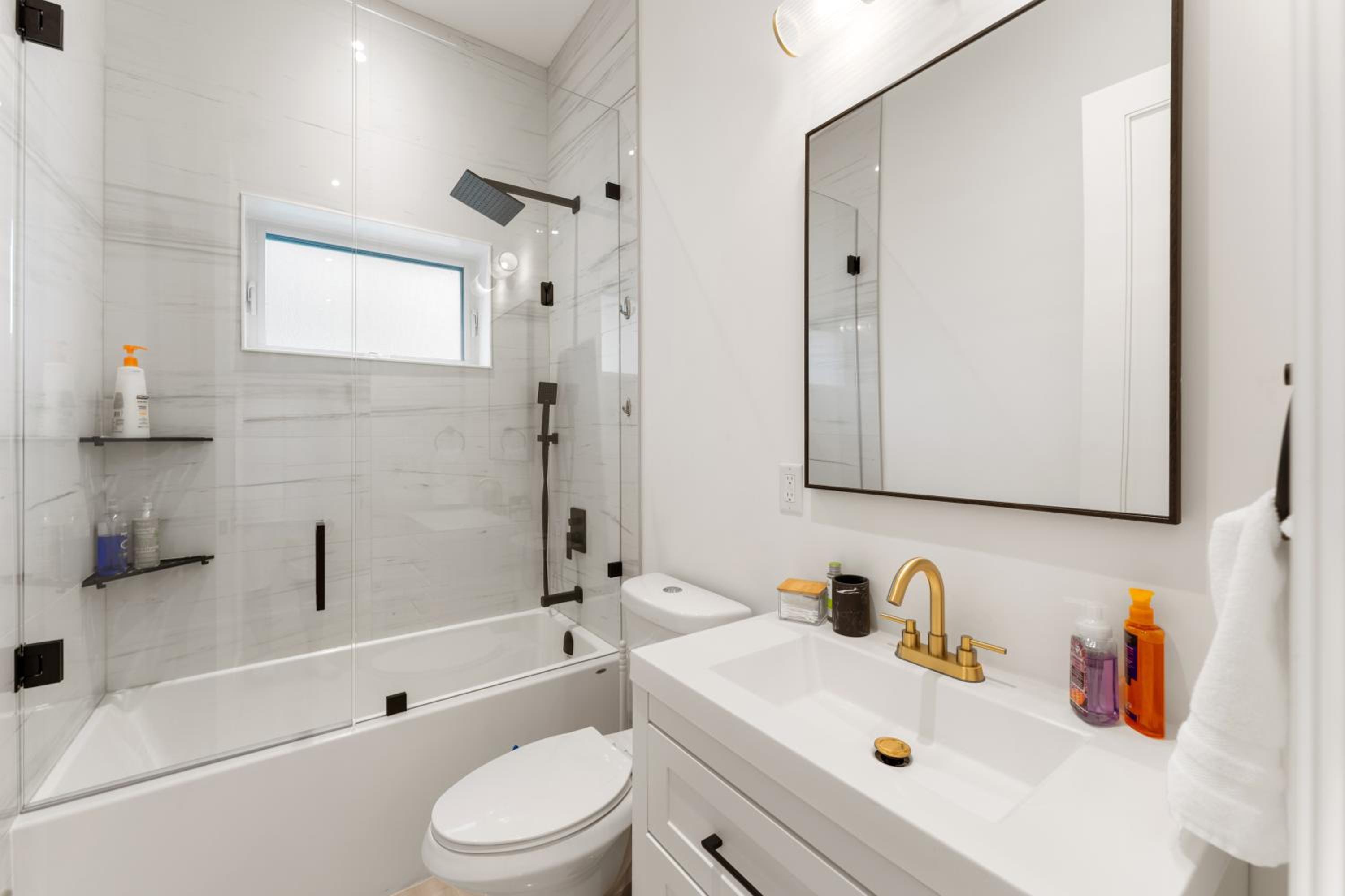 Luxury Home - 5 min from airport, 15 to downtown