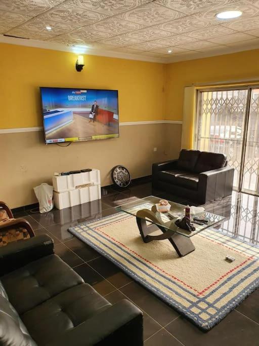 Modern 5Bed 4Bath Gated House view 4