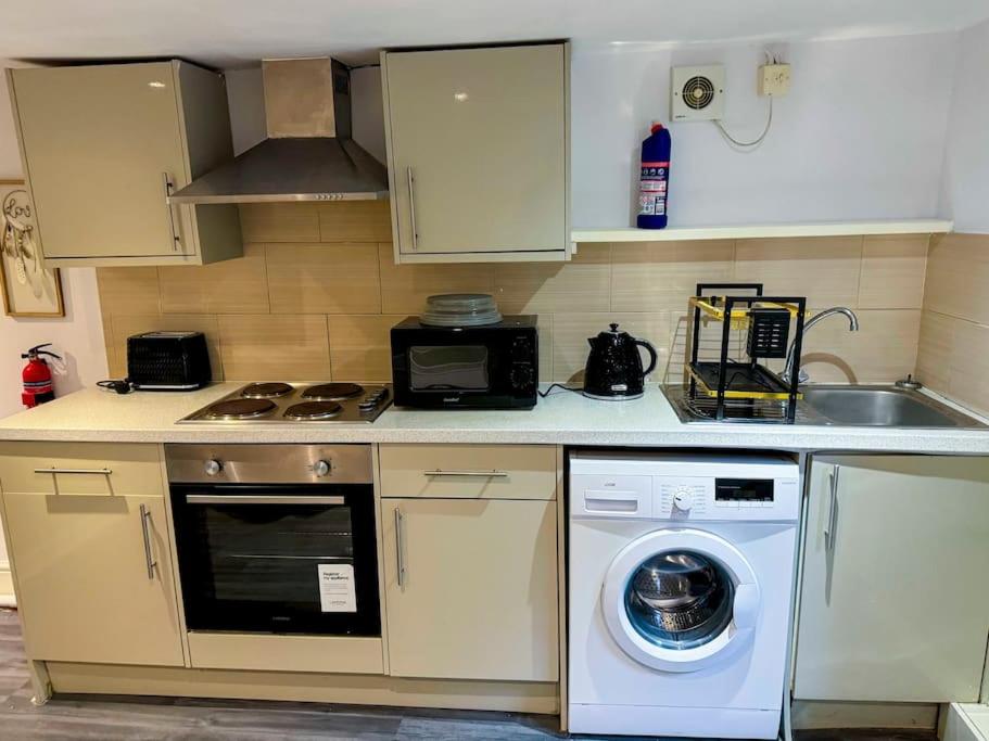 GH Basingkstoke - Local Apartment for 5 guests view 2