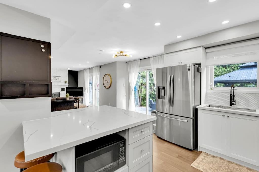 Executive Family Home Near Go, Shops, Hwy, Transit