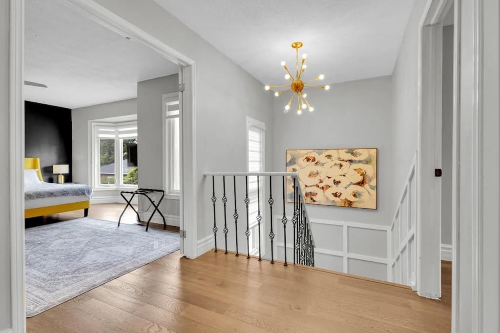 Executive Family Home Near Go, Shops, Hwy, Transit