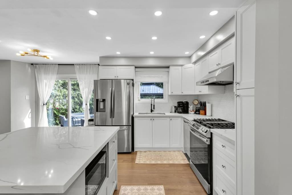 Executive Family Home Near Go, Shops, Hwy, Transit
