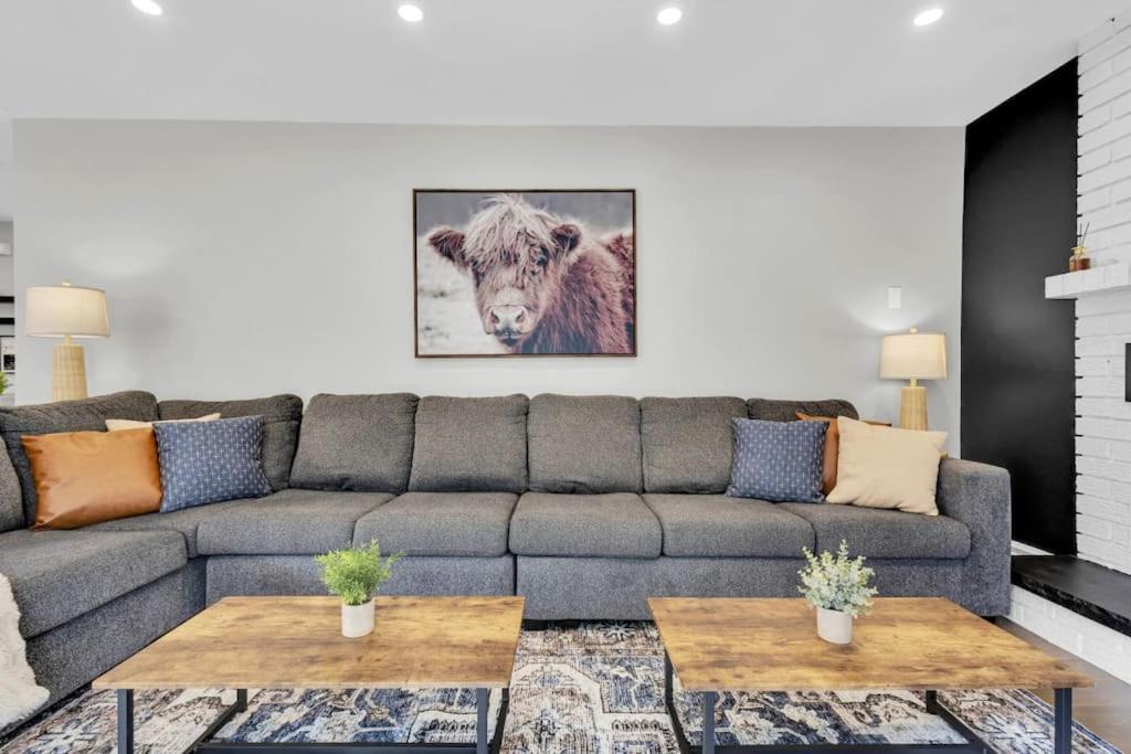Executive Family Home Near Go, Shops, Hwy, Transit