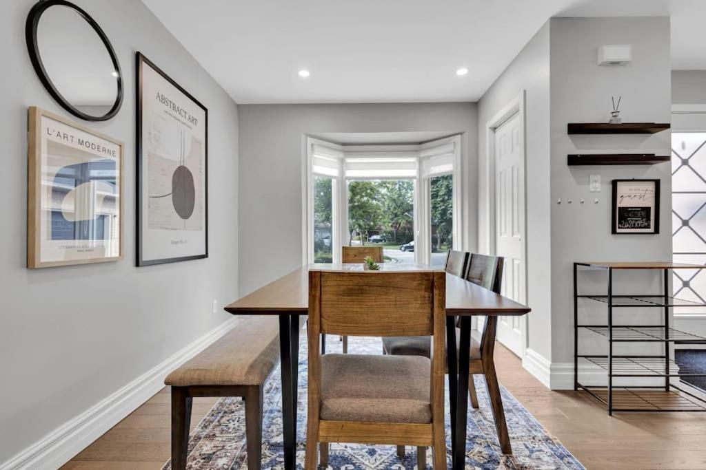 Executive Family Home Near Go, Shops, Hwy, Transit