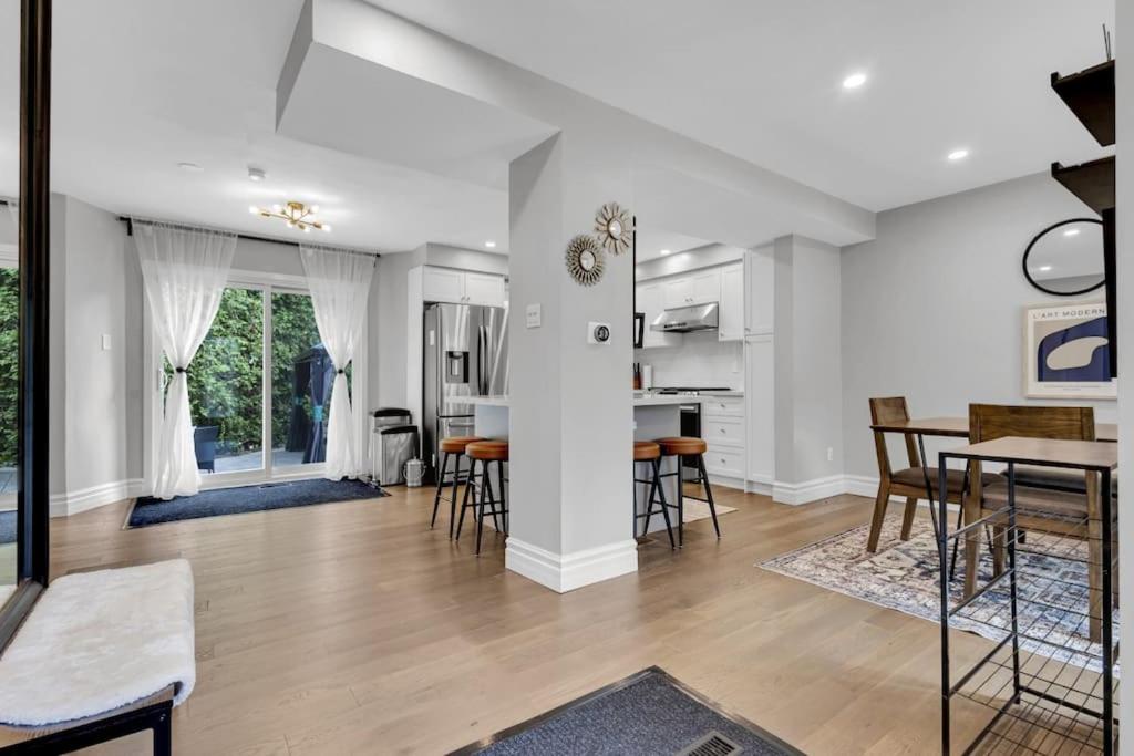 Executive Family Home Near Go, Shops, Hwy, Transit
