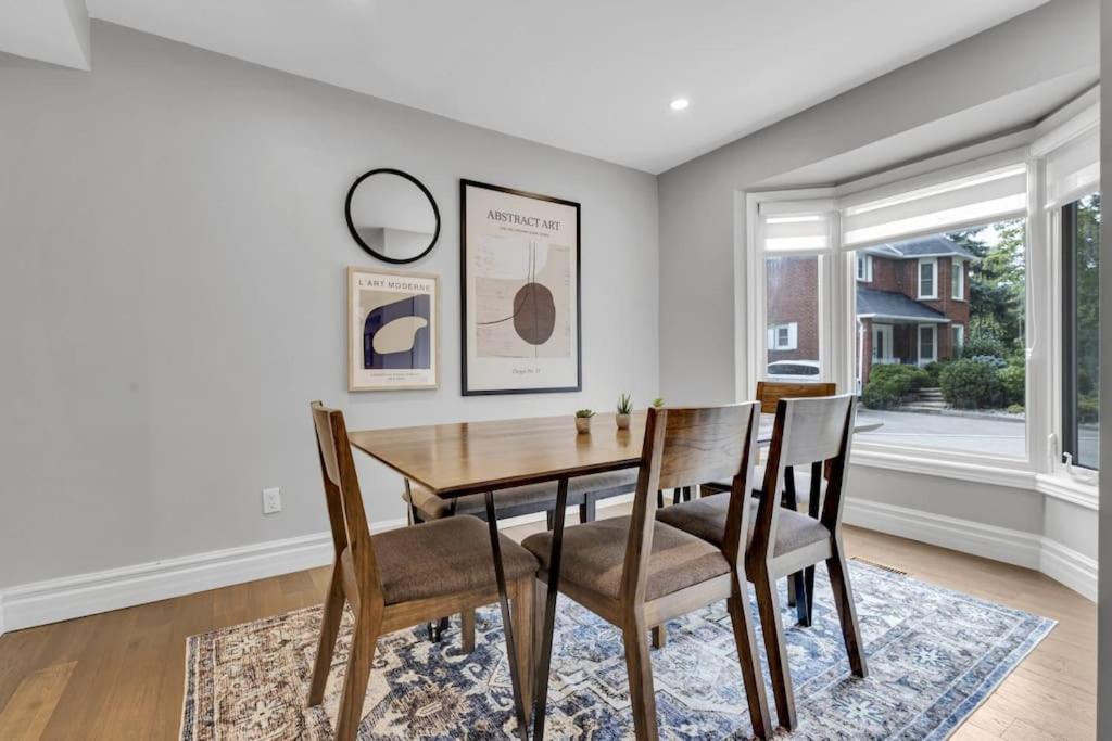 Executive Family Home Near Go, Shops, Hwy, Transit
