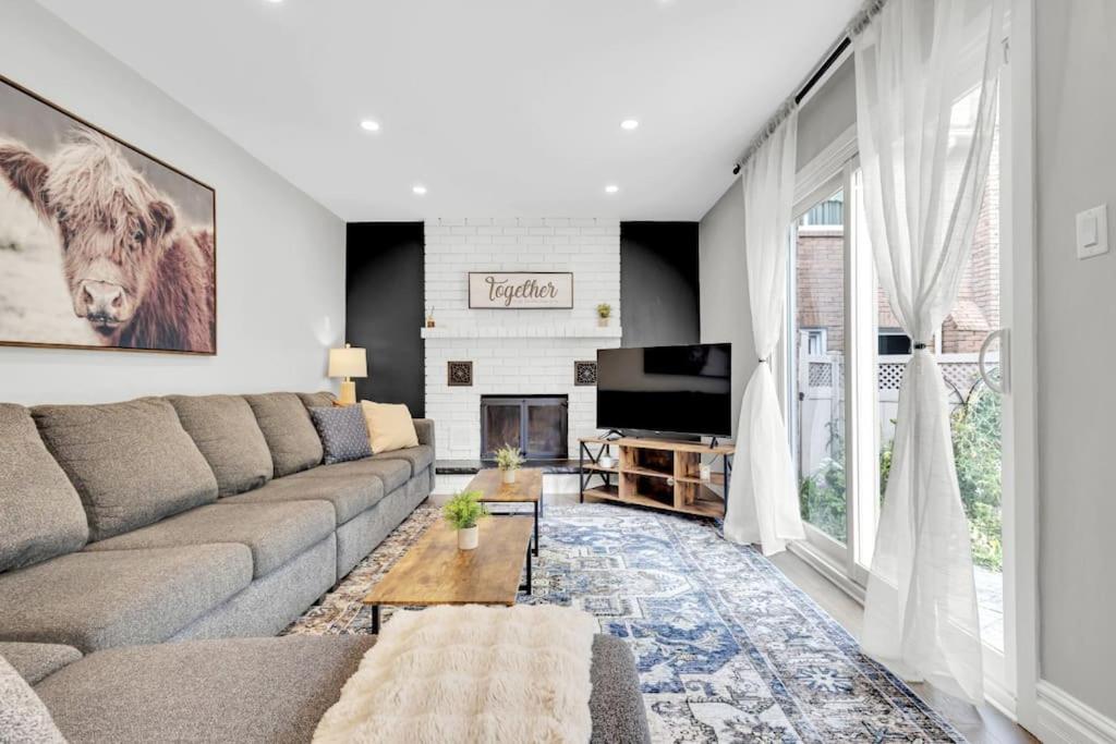 Executive Family Home Near Go, Shops, Hwy, Transit