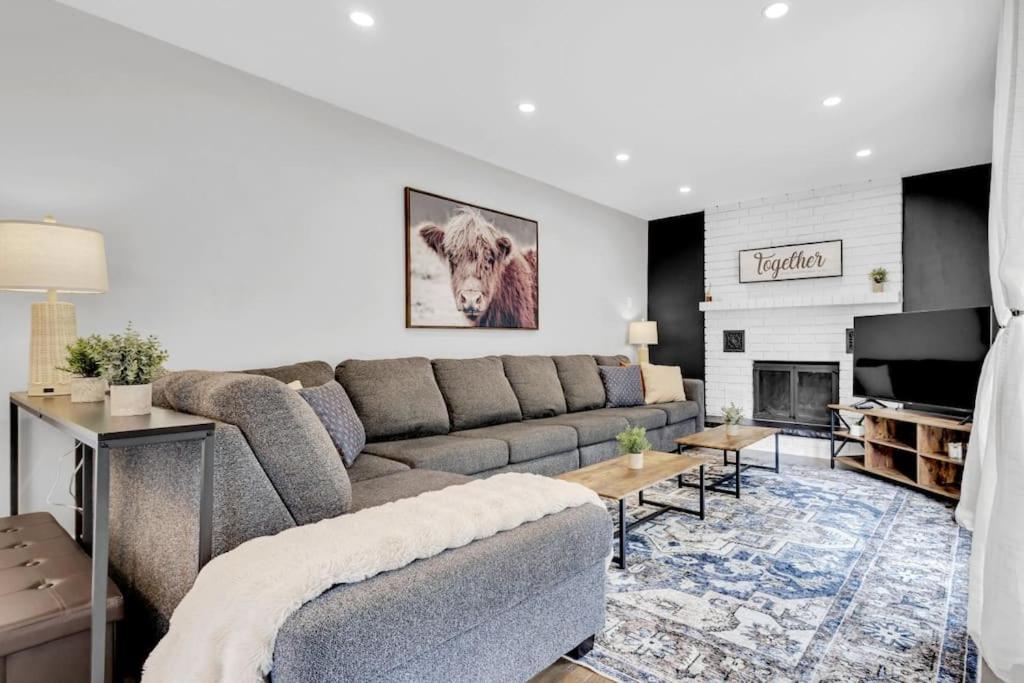Executive Family Home Near Go, Shops, Hwy, Transit