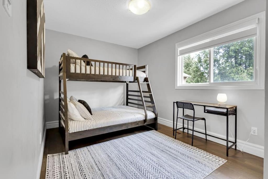 Executive Family Home Near Go, Shops, Hwy, Transit
