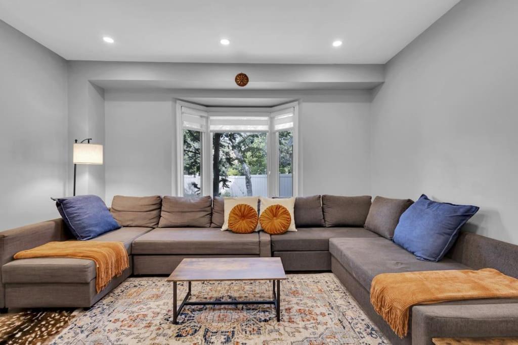 Executive Family Home Near Go, Shops, Hwy, Transit