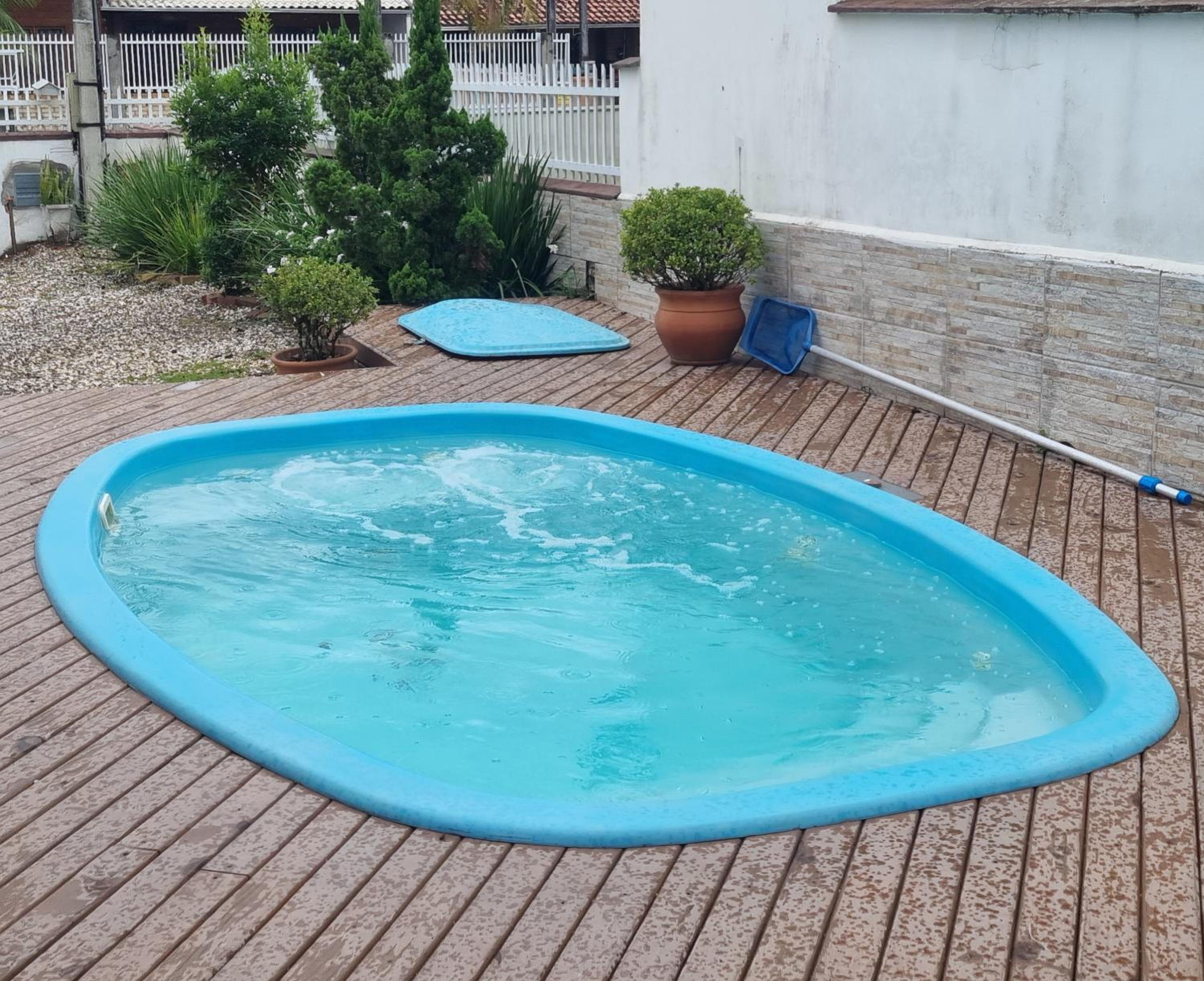 Piscina e Sinuca CASA Beto Carrero 500m do Parque 1 suite e 2 quartos 3bwc a 300m da Praia churrasqueira e estacionamento privado