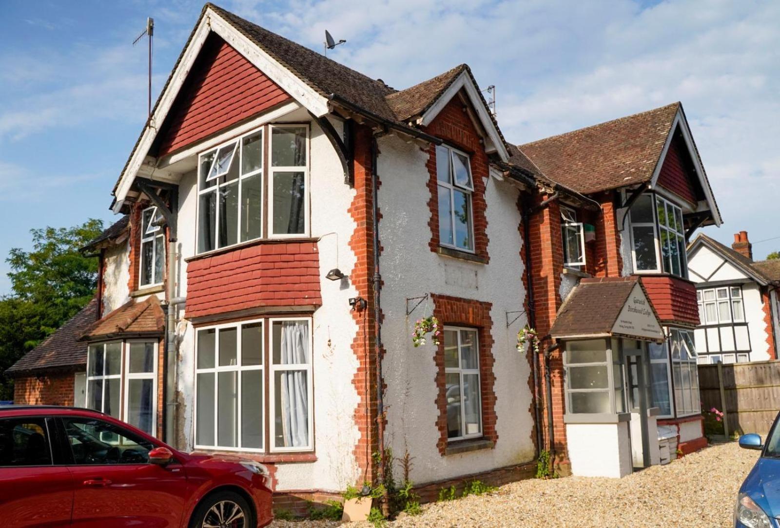 Horley Vacations - Gatwick Birchwood Lodge with Holiday Parking - Property Image 1