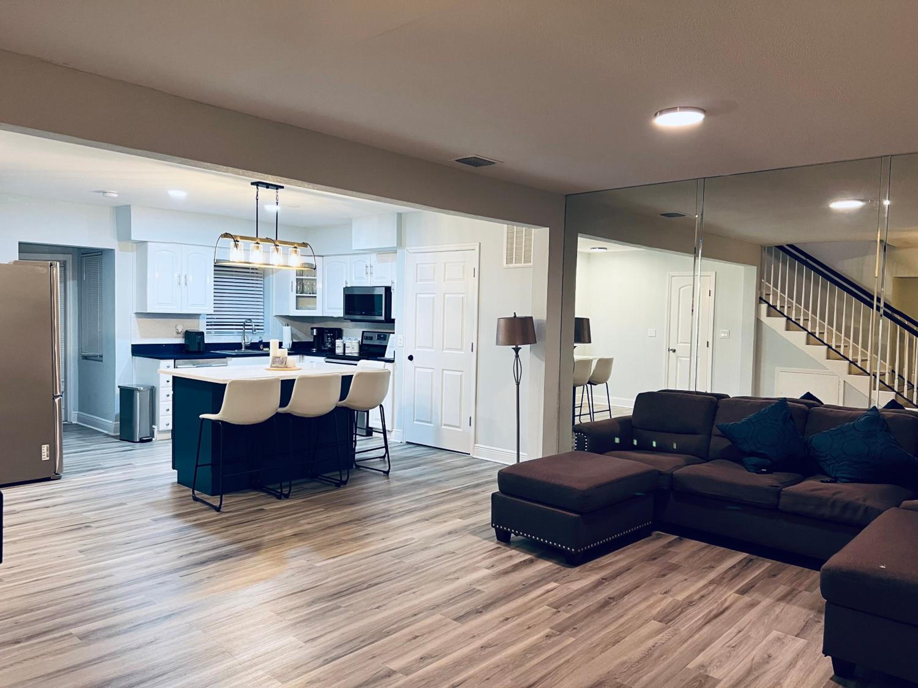 Spacious 4BR Home in Tampa Near Busch Gardens view 3